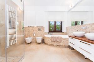 Kúpeľňa v ubytovaní Villa Allegra Apartamenty z ogrodem i salą zabaw ,darmowy parking i leżaki, 5minut do morza