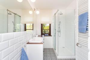 Kúpeľňa v ubytovaní Villa Allegra Apartamenty z ogrodem i salą zabaw ,darmowy parking i leżaki, 5minut do morza
