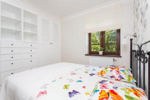 Posteľ alebo postele v izbe v ubytovaní Villa Allegra Apartamenty z ogrodem i salą zabaw ,darmowy parking i leżaki, 5minut do morza