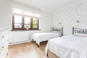 Posteľ alebo postele v izbe v ubytovaní Villa Allegra Apartamenty z ogrodem i salą zabaw ,darmowy parking i leżaki, 5minut do morza