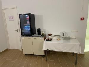 a small table with a television on top of it at Stella di Mare Alojamento Local in Figueira da Foz