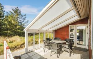 Balkón nebo terasa v ubytování Three-Bedroom Holiday Home In Thisted