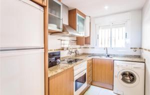 Kuchyňa alebo kuchynka v ubytovaní Beautiful Apartment In Oropesa Del Mar