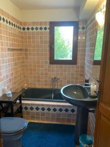 une salle de bain avec une baignoire, un lavabo et des toilettes dans l'établissement Villa de charme entre mer et montagne, à Mons