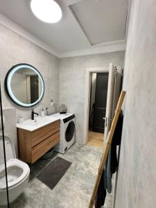 ein Badezimmer mit Waschbecken und Waschmaschine in der Unterkunft Apartment Noa in Novi Vinodolski + 32 Fotos