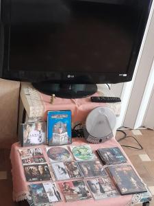 TV a/nebo společenská místnost v ubytování Adem's Cozy Terrace Retreat