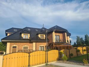 Wynajem Pokoi Osada في فواديسوافوفو: منزل امامه سياج