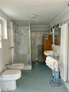 Koupelna v ubytování Casa Iolanda + 24 fotografií