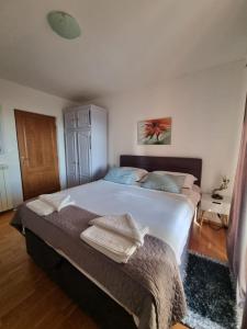 Posteľ alebo postele v izbe v ubytovaní Stone House Iva + 20 fotografií