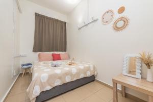 - une chambre dotée d'un lit avec une horloge murale dans l'établissement PortDickson 6pax Seaview Muji Home 1min to Beach, à Port Dickson 29 autres photos