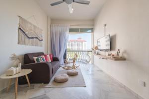 un salon avec un canapé et une télévision dans l'établissement PortDickson 6pax Seaview Muji Home 1min to Beach, à Port Dickson
