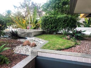 un jardín con rocas y plantas en un patio en TENERIFE - 107 · T-07: Beira mar da Pajuçara Piscinas Naturais, en Maceió