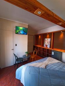Postel nebo postele na pokoji v ubytování hostal flor de viña del mar