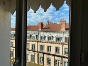 Blick auf ein großes Gebäude aus dem Fenster in der Unterkunft Superbe T2, Climatisation, vue Fourvière in Lyon