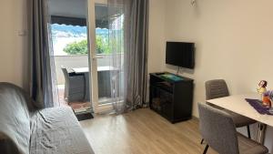 Televízia a/alebo spoločenská miestnosť v ubytovaní Apartments Anica