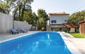 Bazén v ubytovaní 4 Bedroom Beautiful Home In Omisalj alebo v jeho blízkosti