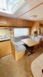 Przyczepy Kempingowe CHAŁUPY 6, KITE CREW的厨房或小厨房