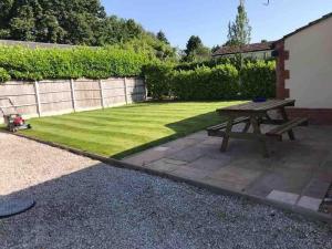 Billede fra billedgalleriet på HOT TUB, WOOD BURNER, ELECTRIC GATES, SPA BATHROOM LUXURY 5 stars i Willaston