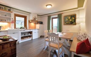 cocina y comedor con mesa y sillas en Landhaus Kumbichl, en Mayrhofen