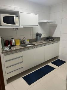 ブラジリアにあるApt luxo, vista belíssima, 2 suítes Df plazaのシンクと電子レンジ付きのキッチン