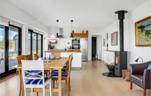 Una cocina y un comedor con mesa y sillas. en 4 Bedroom Beautiful Home In Knebel, en Knebel