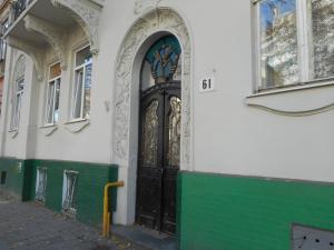 une porte noire sur le côté d'un bâtiment dans l'établissement Hostel Q ,15 хв до жд вокзалу, à Lviv