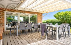 Beautiful Home In Haderslev With Wifi餐厅或其他用餐的地方