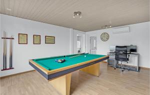 哈泽斯莱乌Beautiful Home In Haderslev With Wifi的有台球桌的台球室