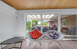 哈泽斯莱乌Beautiful Home In Haderslev With Wifi的客厅配有两把椅子和枕头