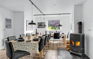 Beautiful Home In Haderslev With Wifi的休息区