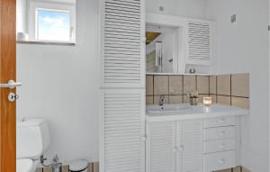 Beautiful Home In Haderslev With Wifi的一间浴室