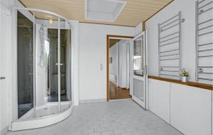 Beautiful Home In Haderslev With Wifi的一间浴室