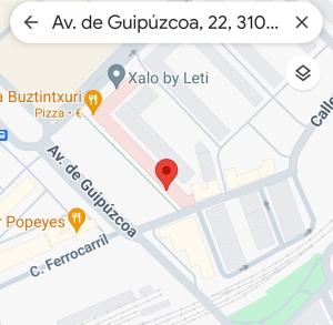 a map of guipuocco with a red marker at Habitación Renfe 2 in Pamplona