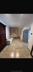 ein Wohnzimmer mit einer Couch und einem Bett darin in der Unterkunft Calavato Cottage in Kalavasos