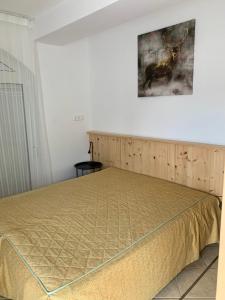 A bed or beds in a room at Lilium Villa Hévíz
