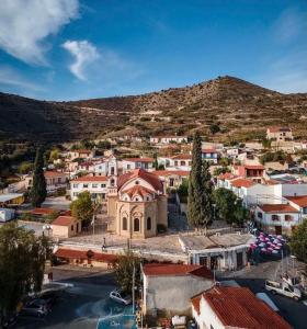 eine Luftansicht einer Stadt mit einem Berg in der Unterkunft Calavato Cottage in Kalavasos