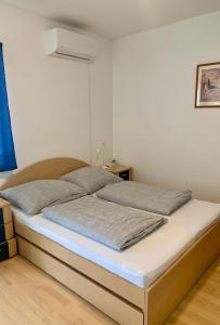 A bed or beds in a room at Lilium Villa Hévíz
