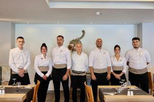 Členové personálu v ubytování Alianthos Garden