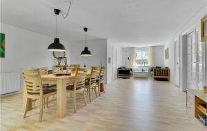 BranderupにあるPet Friendly Home In Branderup Jのテーブルと椅子のあるダイニングルームとリビングルーム