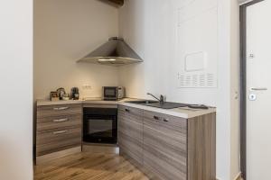 米兰Santa Giulia Suite - 15min Duomo - Olympic Arena的带水槽和炉灶的厨房 顶部烤箱 更多23张照片