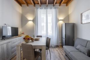 米兰Santa Giulia Suite - 15min Duomo - Olympic Arena的客厅配有桌子和冰箱