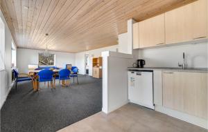 una cucina e una sala da pranzo con tavolo e sedie di 3 Bedroom Awesome Home In Thisted a Thisted