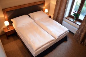 Letto o letti in una camera di Hotel U Kvapilů