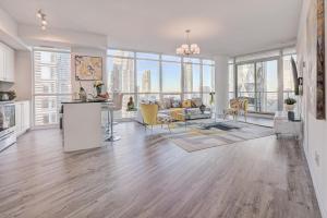 ein Wohnzimmer mit Sofa und Tisch in der Unterkunft Stunning 2 BD in heart of Toronto with Parking in Toronto