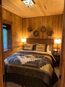 a bedroom with a bed with two lamps on it at Moose Lodge in Ashton