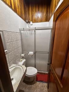フォルトゥナにあるApartamentos Mailyのトイレと洗面台のある小さなバスルーム