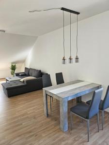 a dining room with a table and chairs at Ferienwohnung 55qm Mörnsheim in Mörnsheim