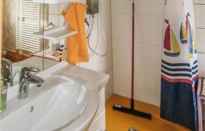Ένα μπάνιο στο 2 Bedroom Stunning Home In Ummanz +5 φωτογραφίες