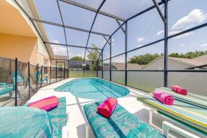 ein Swimmingpool mit zwei Betten und einem Swimmingpoolvisor in der Unterkunft Private Pool Homes in Kissimmee