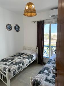 Ένα ή περισσότερα κρεβάτια σε δωμάτιο στο 3BR Chalet in MV Ras El Hekma +36 φωτογραφίες